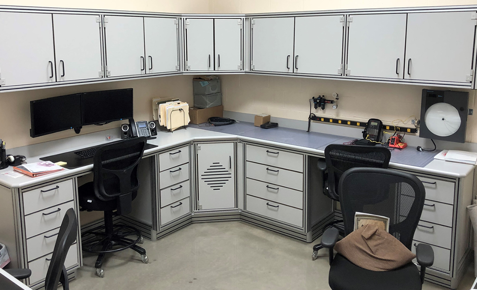 Custom Workbench and Cabinets, Mesa de trabajo Personalizada y versatil